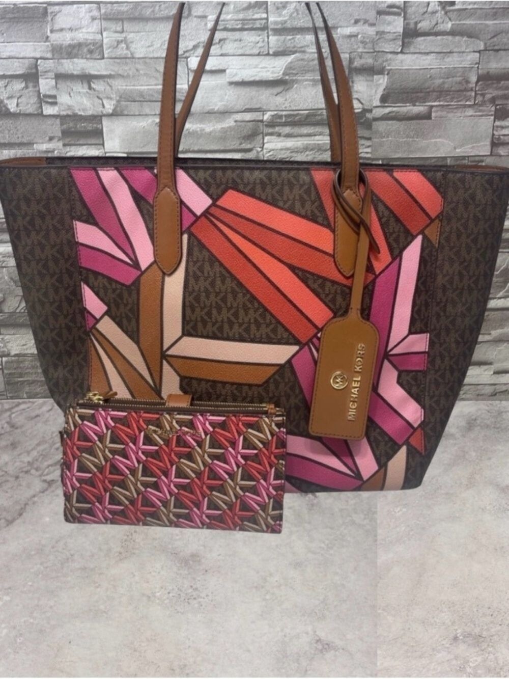 Michael Kors Sinclair Geometric 3D Grab Tote Brown/Red/Pink & Matching Wallet
2 - Picture 3 of 14